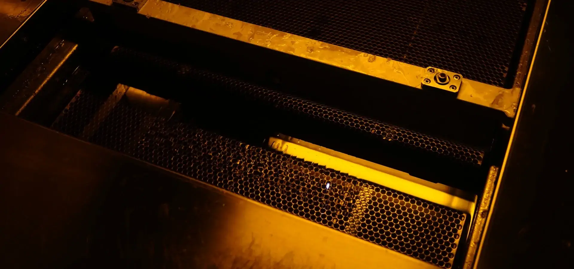 Industrial stereolithography 3D printer with high precision laser scanning system