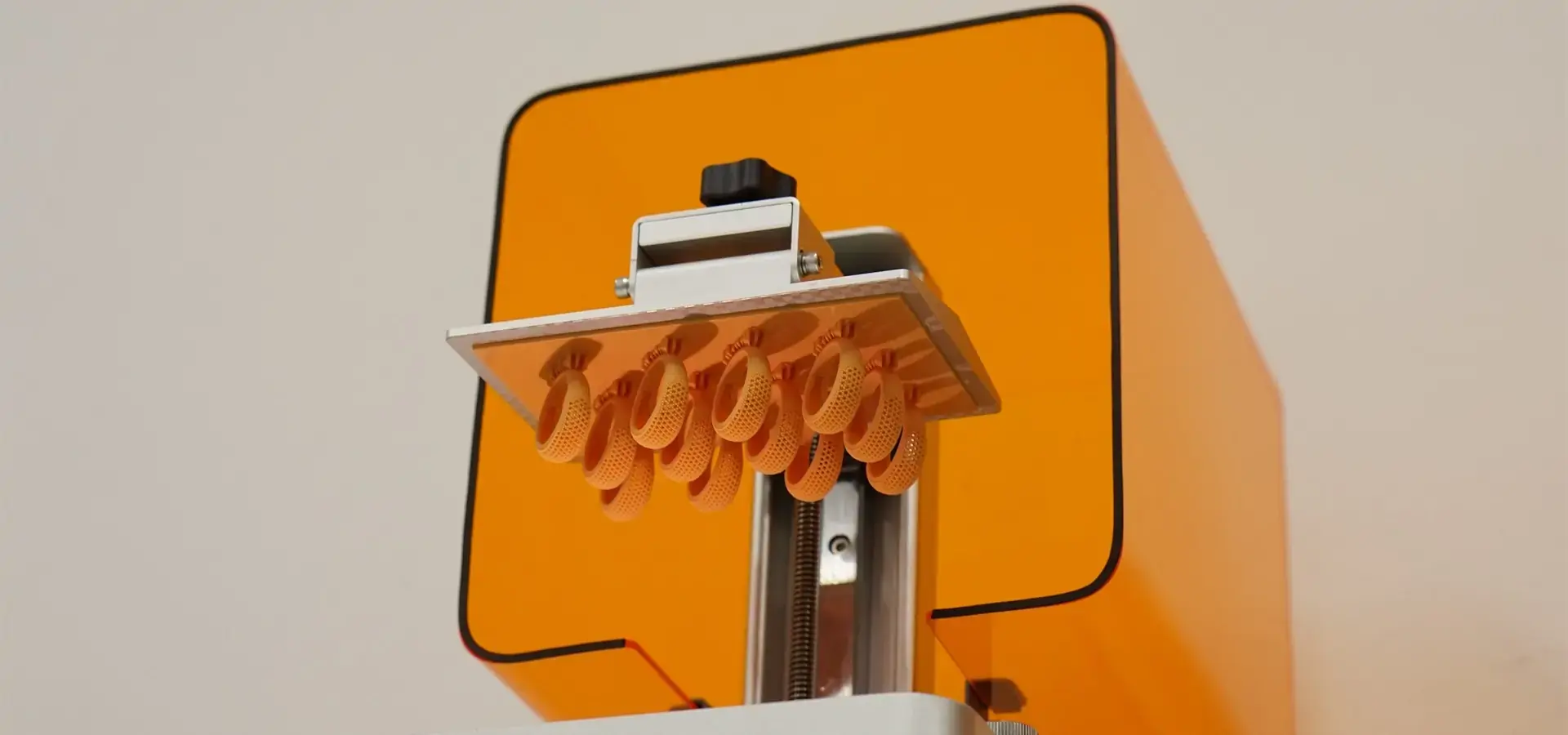 Z axis linear rail structure in a budget SLA printer Z axis linear rail structure in a budget SLA printer