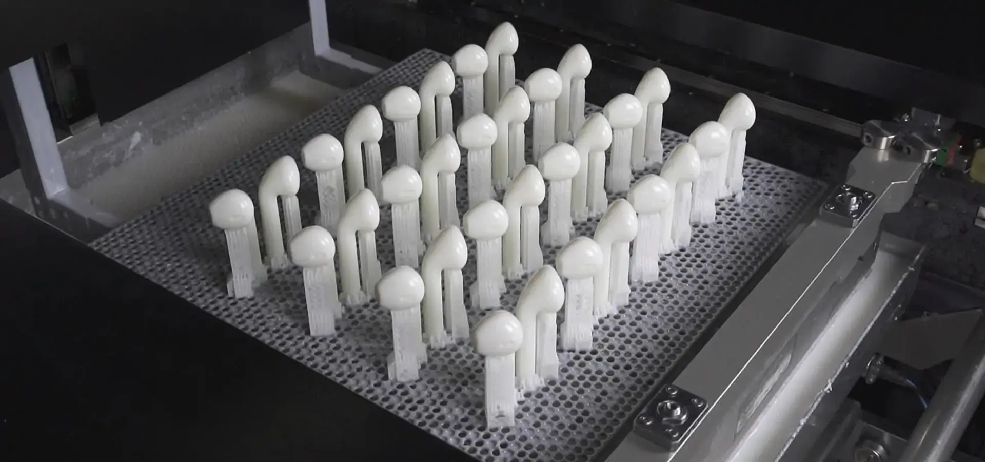 Large-format stereolithography 3D printer enabling batch production and high throughput manufacturing Large-format stereolithography 3D printer enabling batch production and high throughput manufacturing