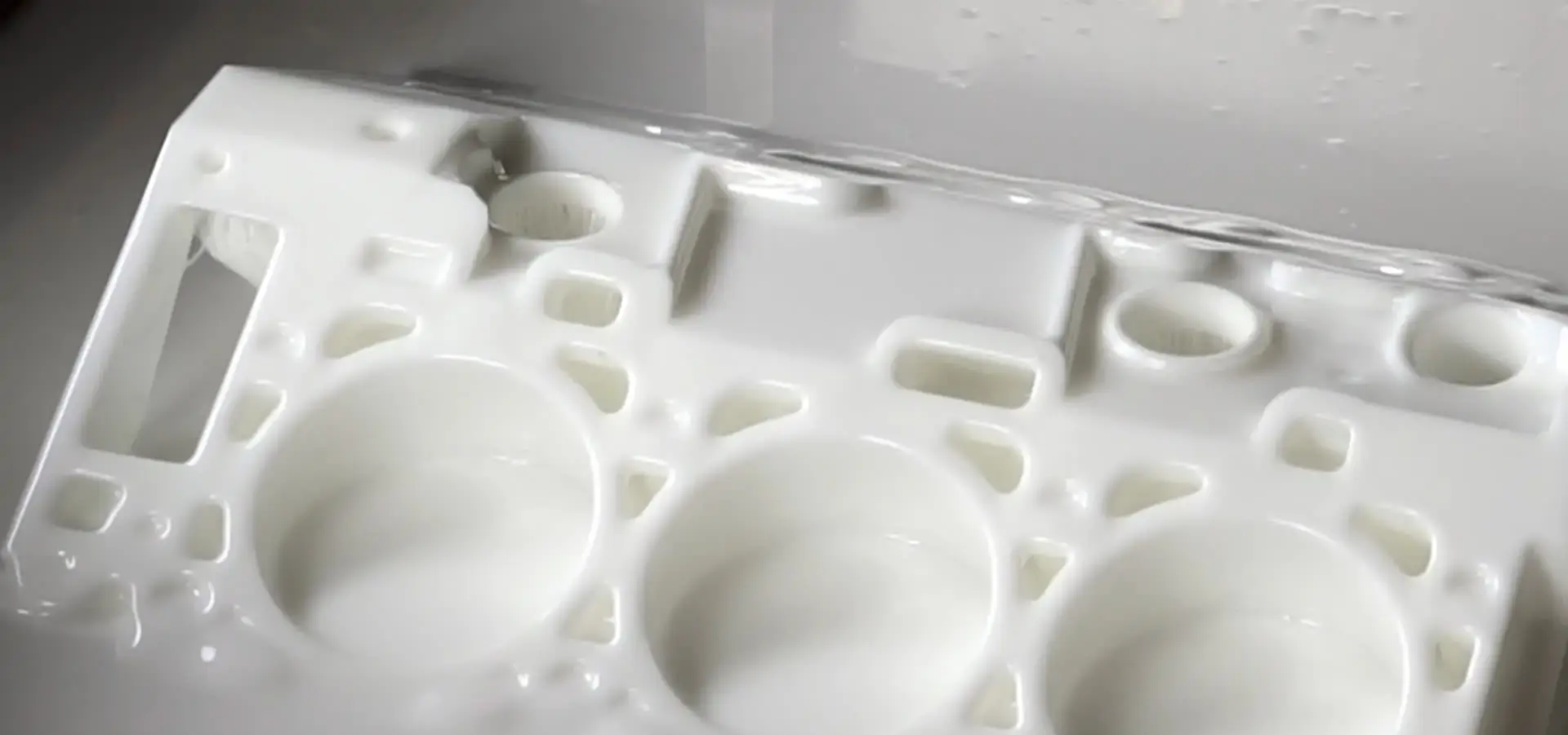 Resin printer photopolymerization process used in SLA 3D printing Resin printer photopolymerization process used in SLA 3D printing