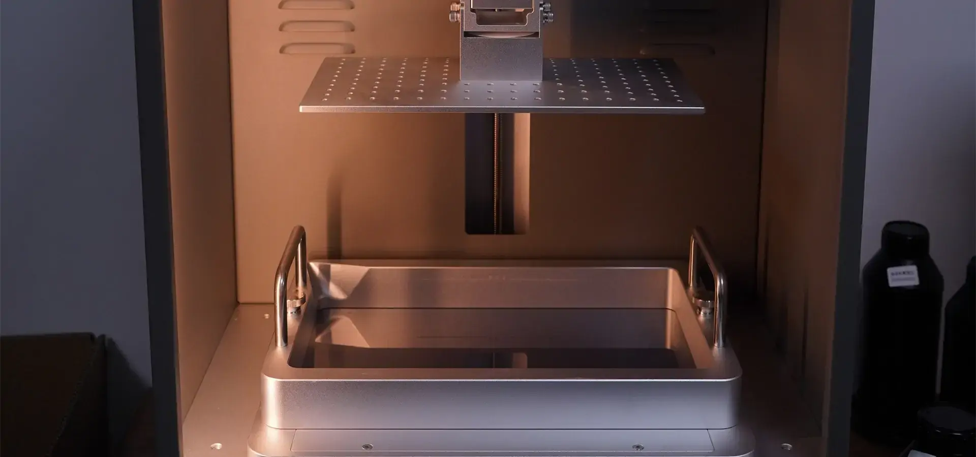 Full-metal frame structure for vibration reduction in industrial Resin Printer