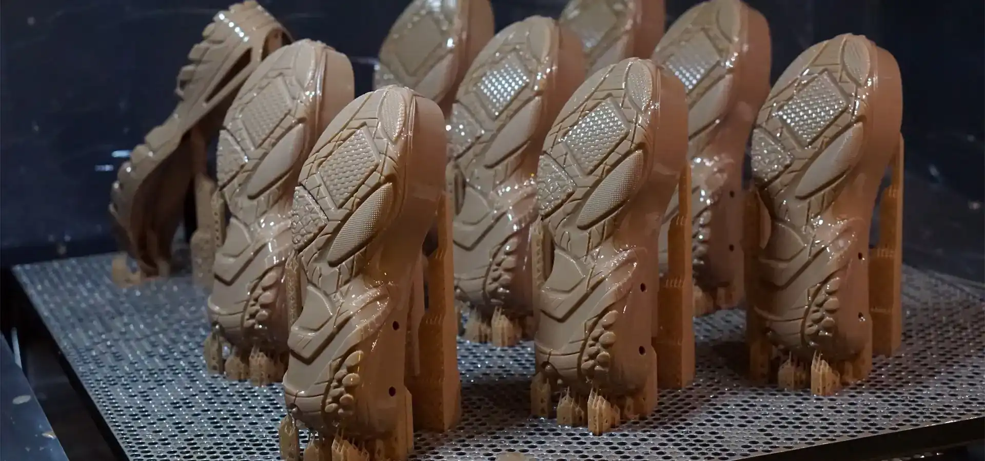 Shoe 3D printer compared with traditional footwear manufacturing process Shoe 3D printer compared with traditional footwear manufacturing process