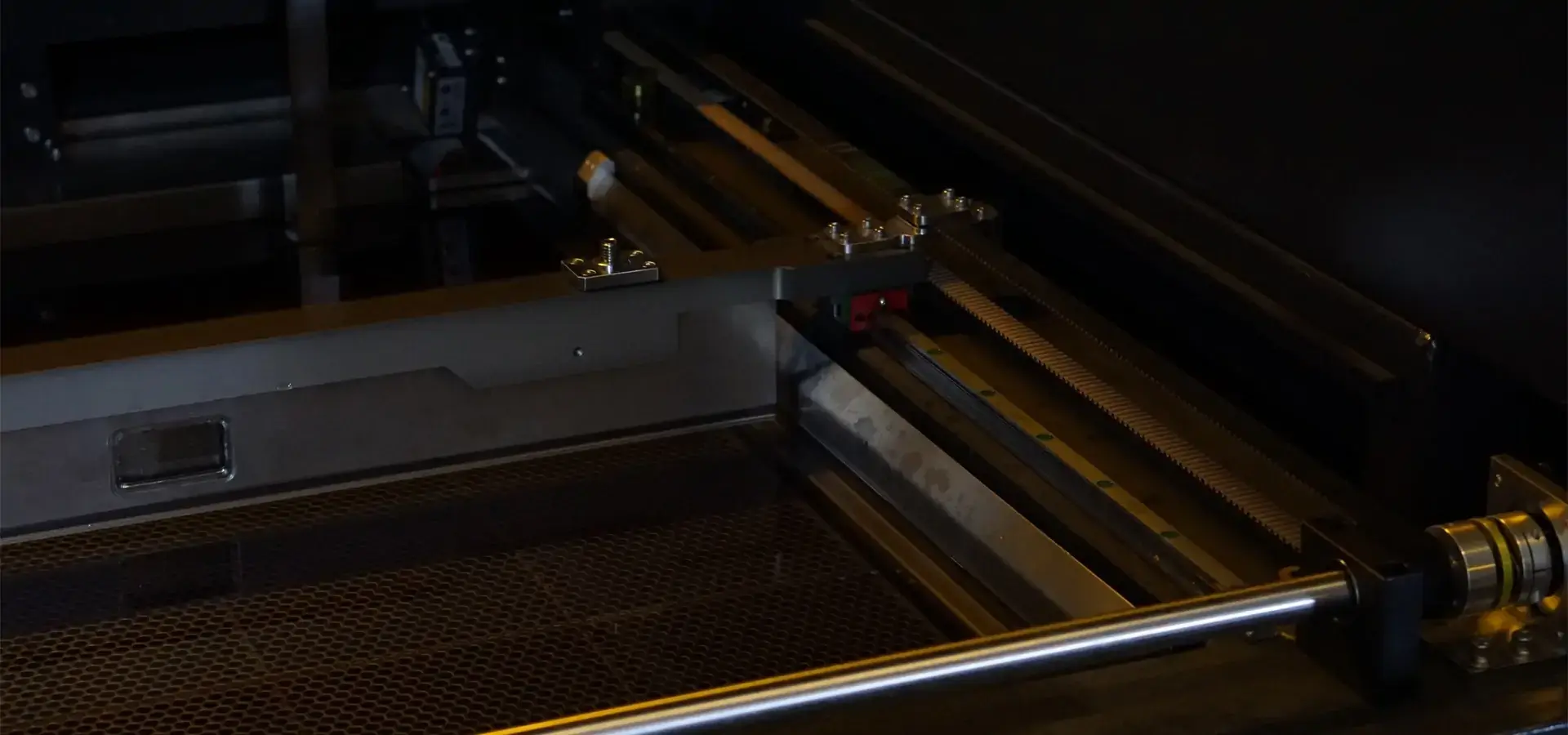 Diagram showing Z-axis mechanics in an industrial Stereolithography 3D printer