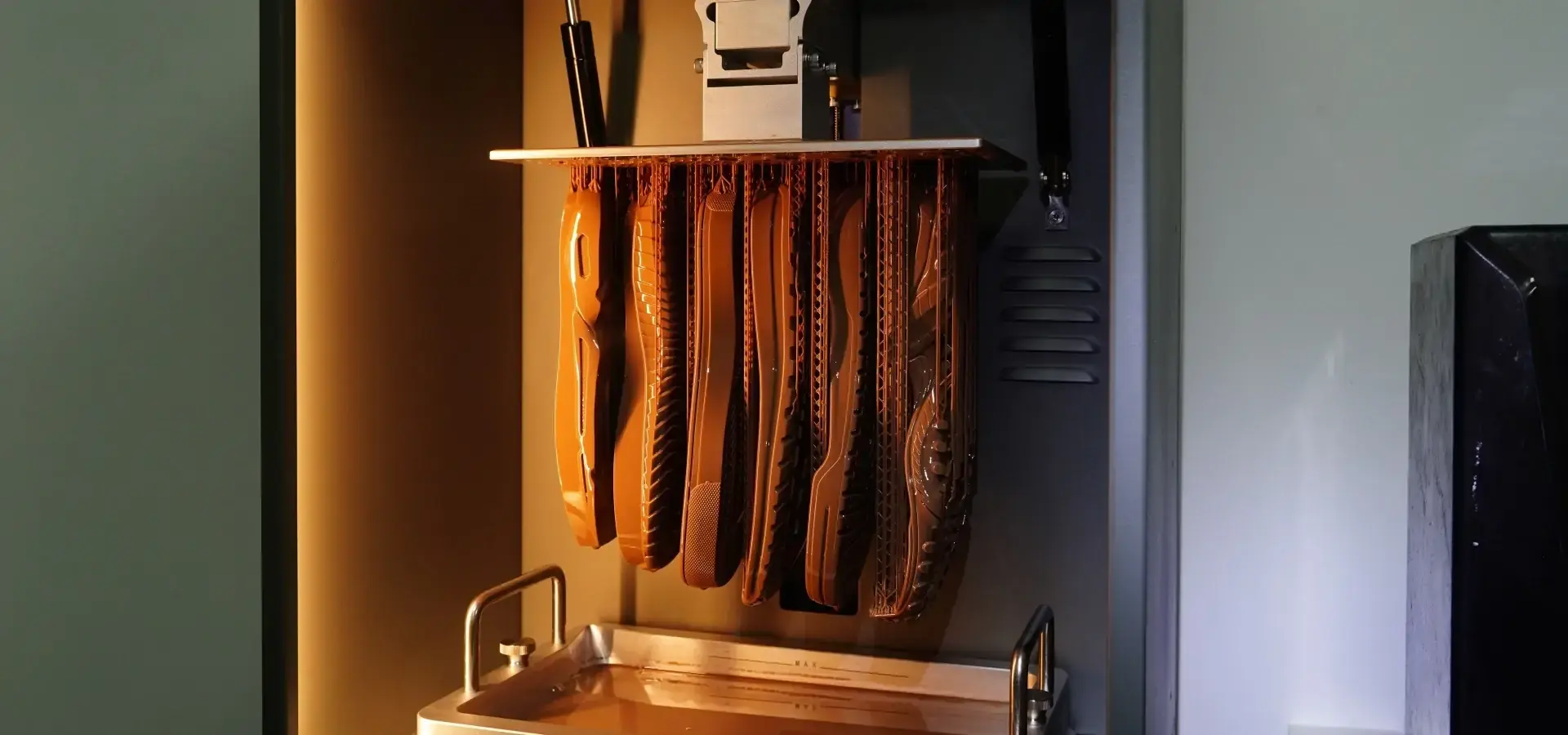 Fast resin 3D printer improving production speed in industrial manufacturing