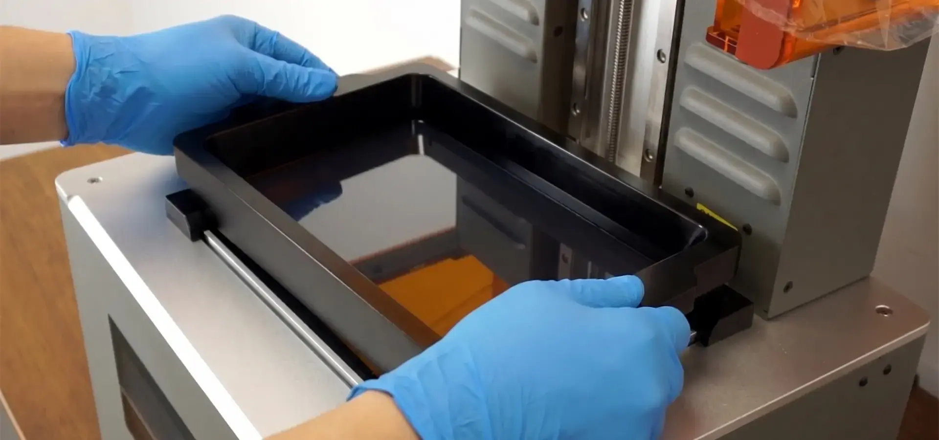 Cleaning the resin vat of a high resolution 3D printer Cleaning the resin vat of a high resolution 3D printer