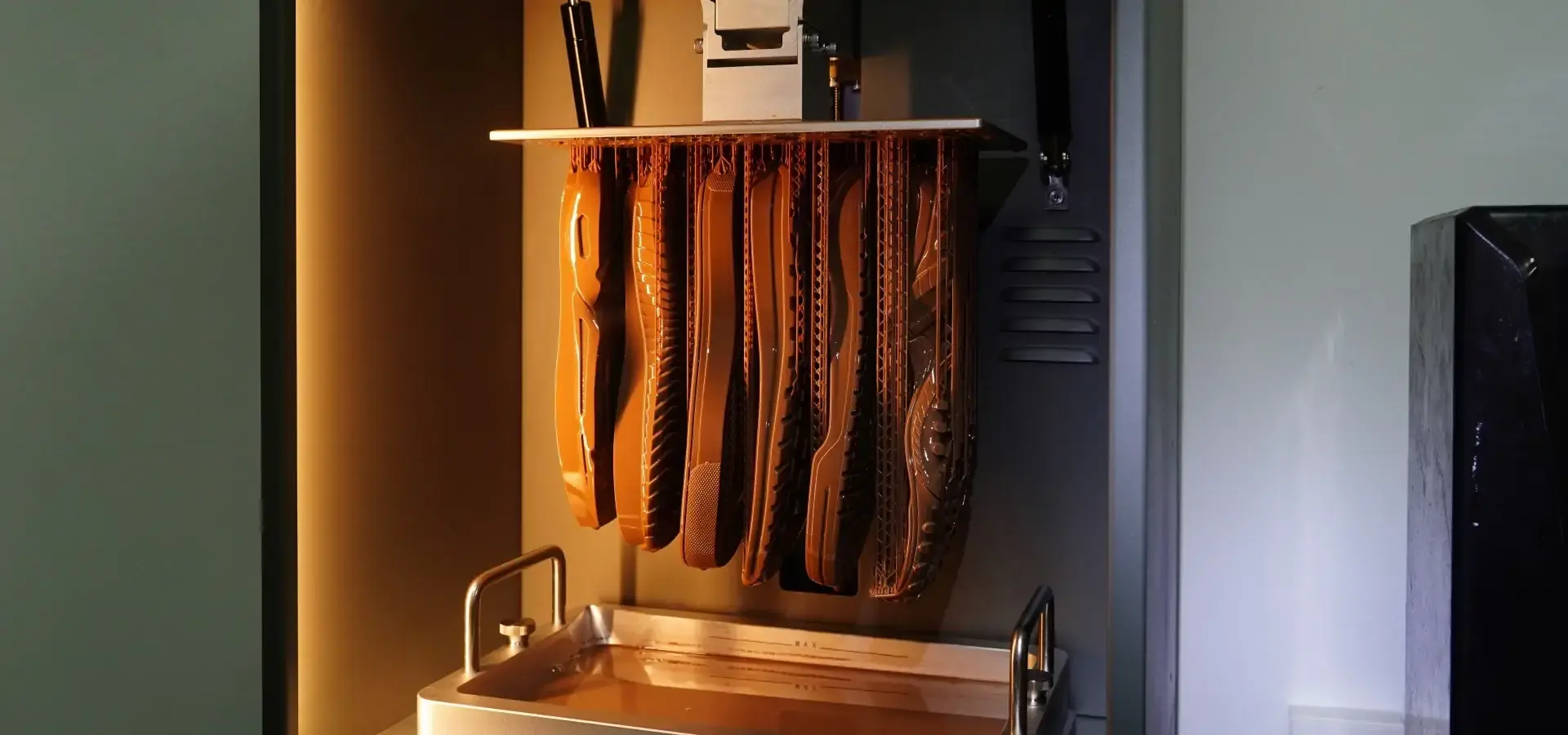3D printing machine producing multiple parts in one build platform