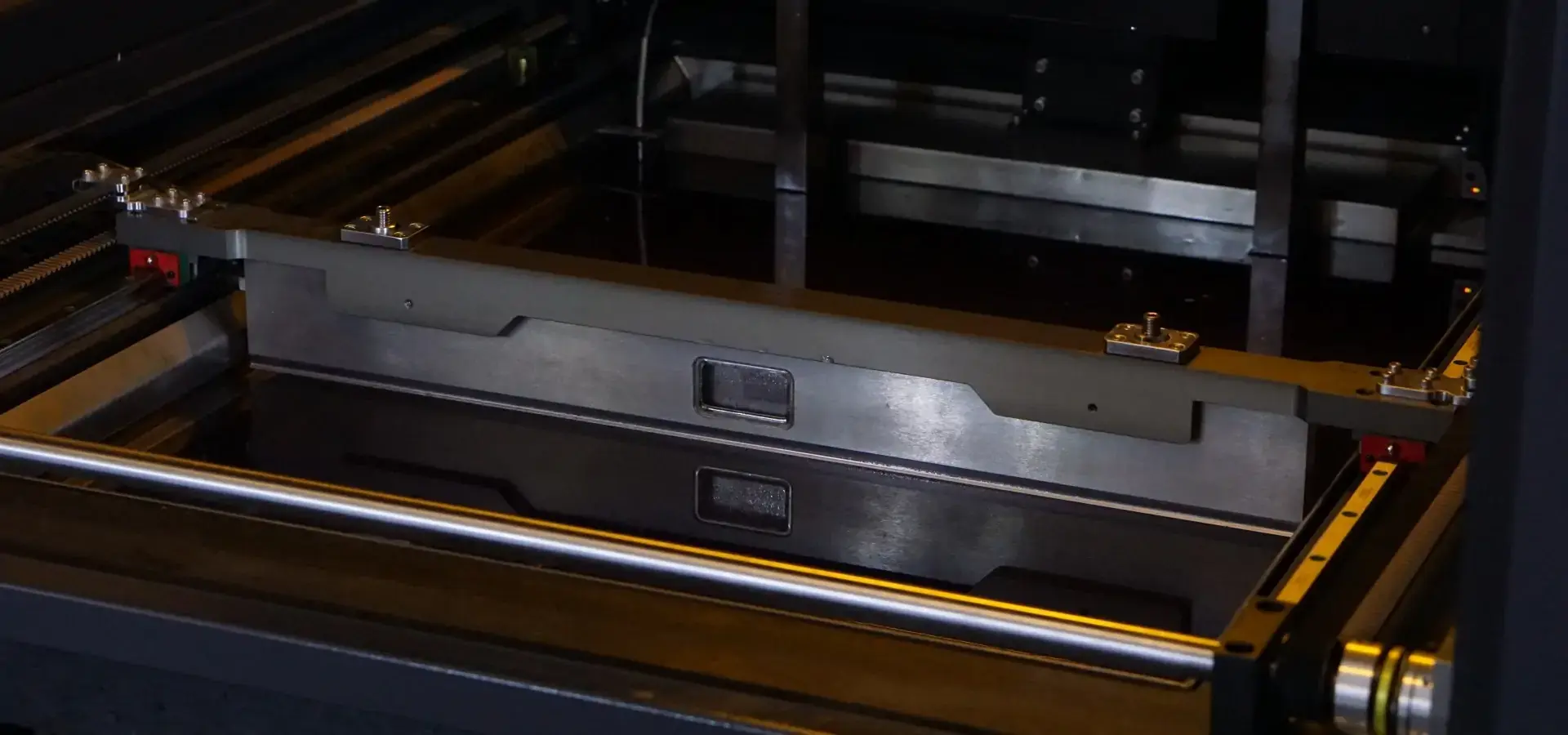 Industrial SLA 3D Printer recoating blade spreading resin layer before laser exposure