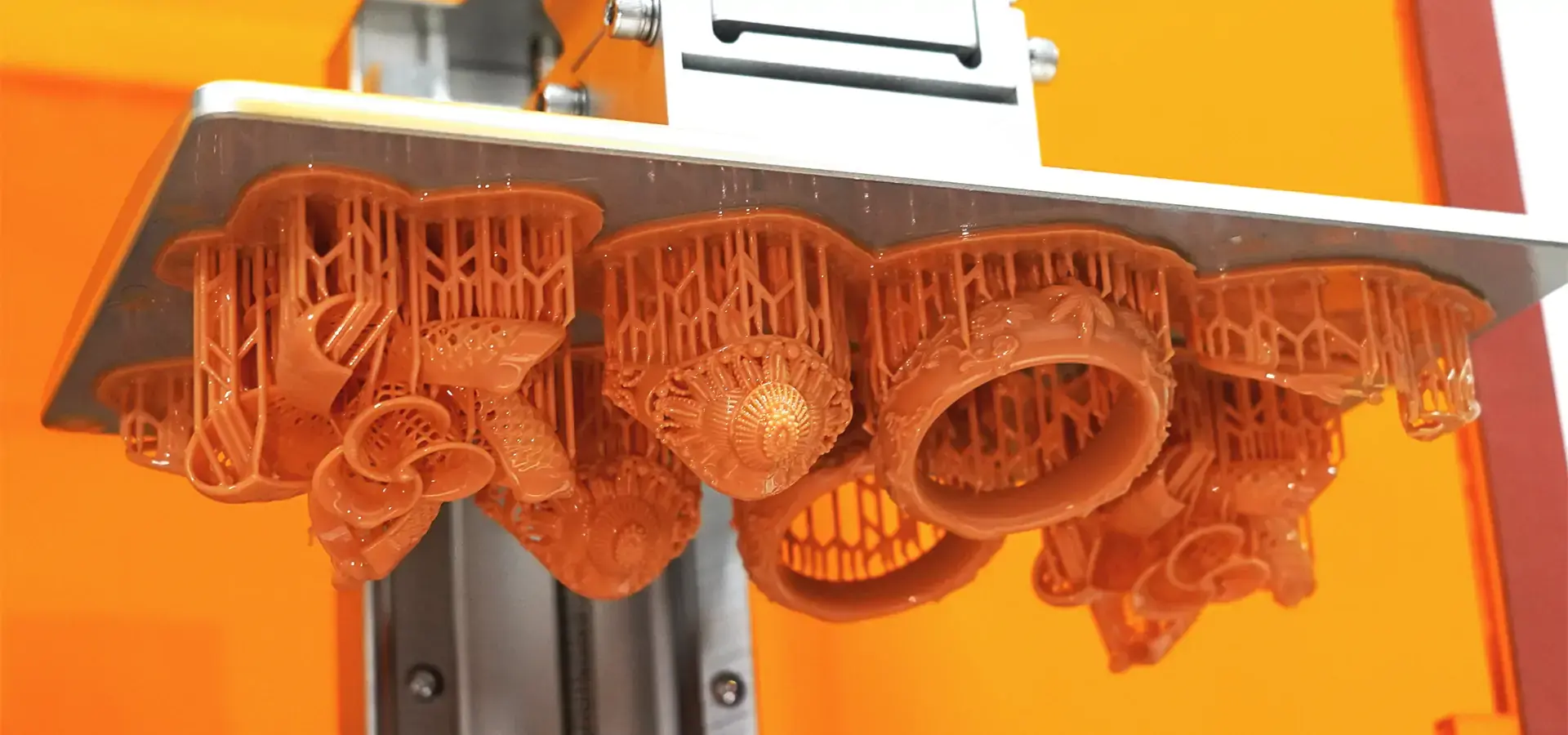 Desktop 3D Printer producing high-detail jewelry casting patterns Desktop 3D Printer producing high-detail jewelry casting patterns