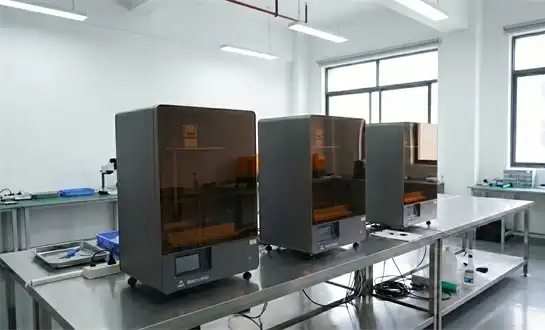 Jak dosahuje P13 Pro konzistentní přesnosti tisku jako stolní stereolitografická 3D tiskárna?
